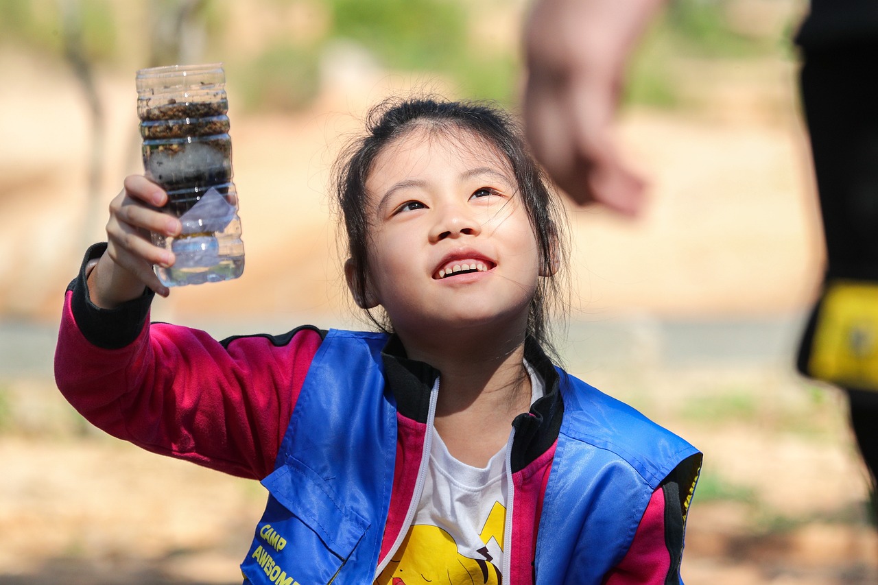 Kind trinkt gefiltertes Wasser aus einer Flasche