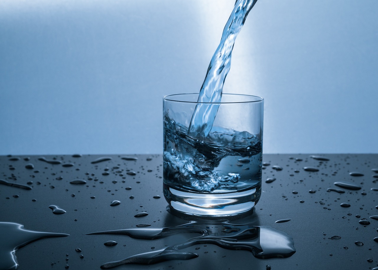 Energetisiertes Wasser im Glas